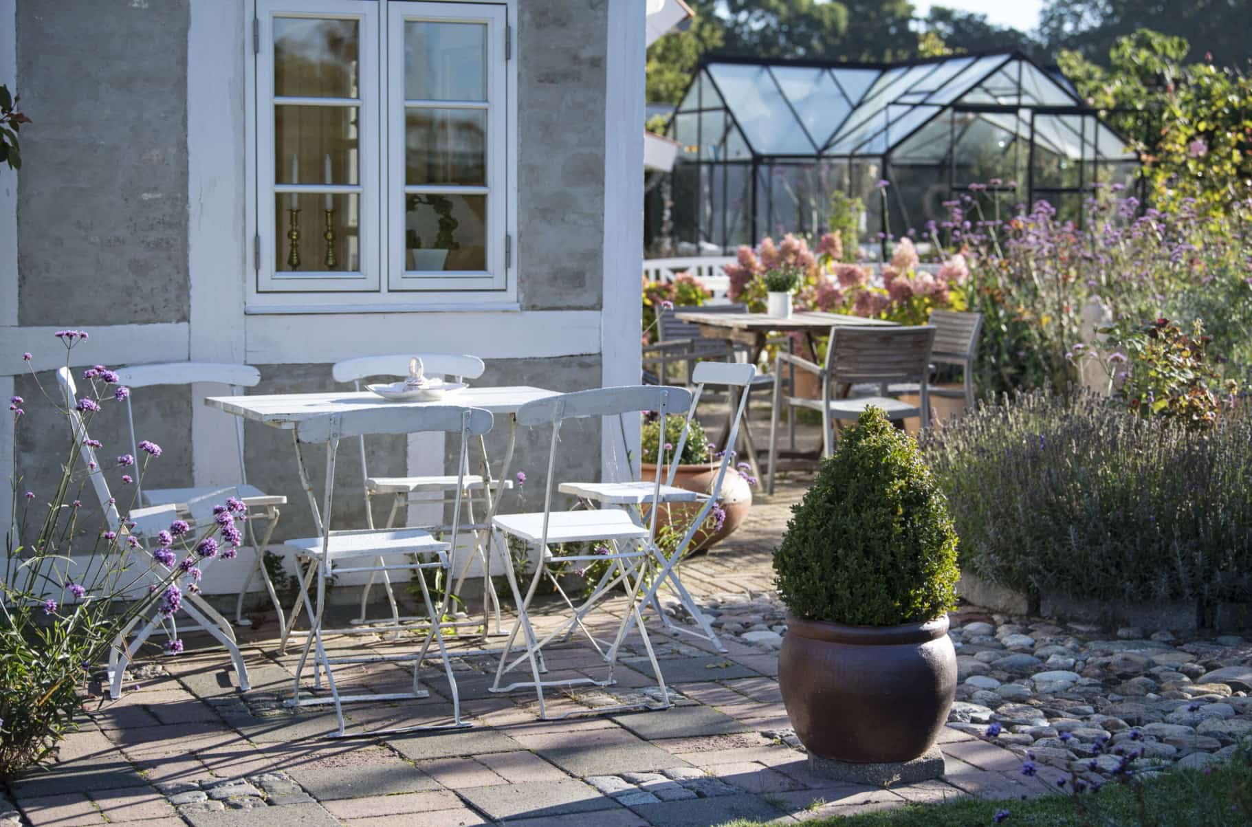 Hyggelig solkrog ved ældre hus