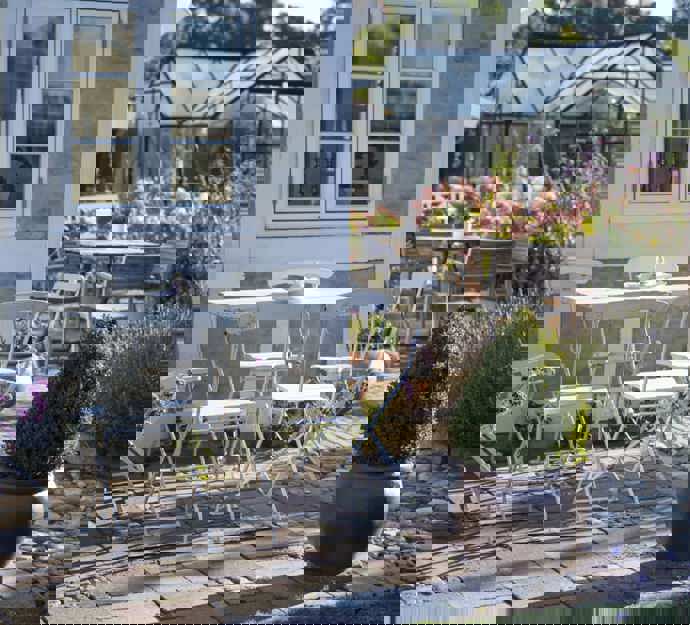 Hyggelig solkrog ved ældre hus