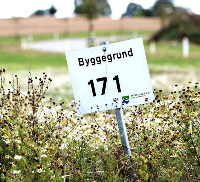 Skilt med nummer på ledig byggegrund 