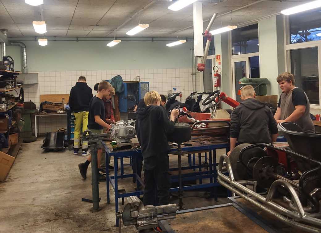 En gruppe unge fra Ungdomsskolen lærer at ordne knallertmotor