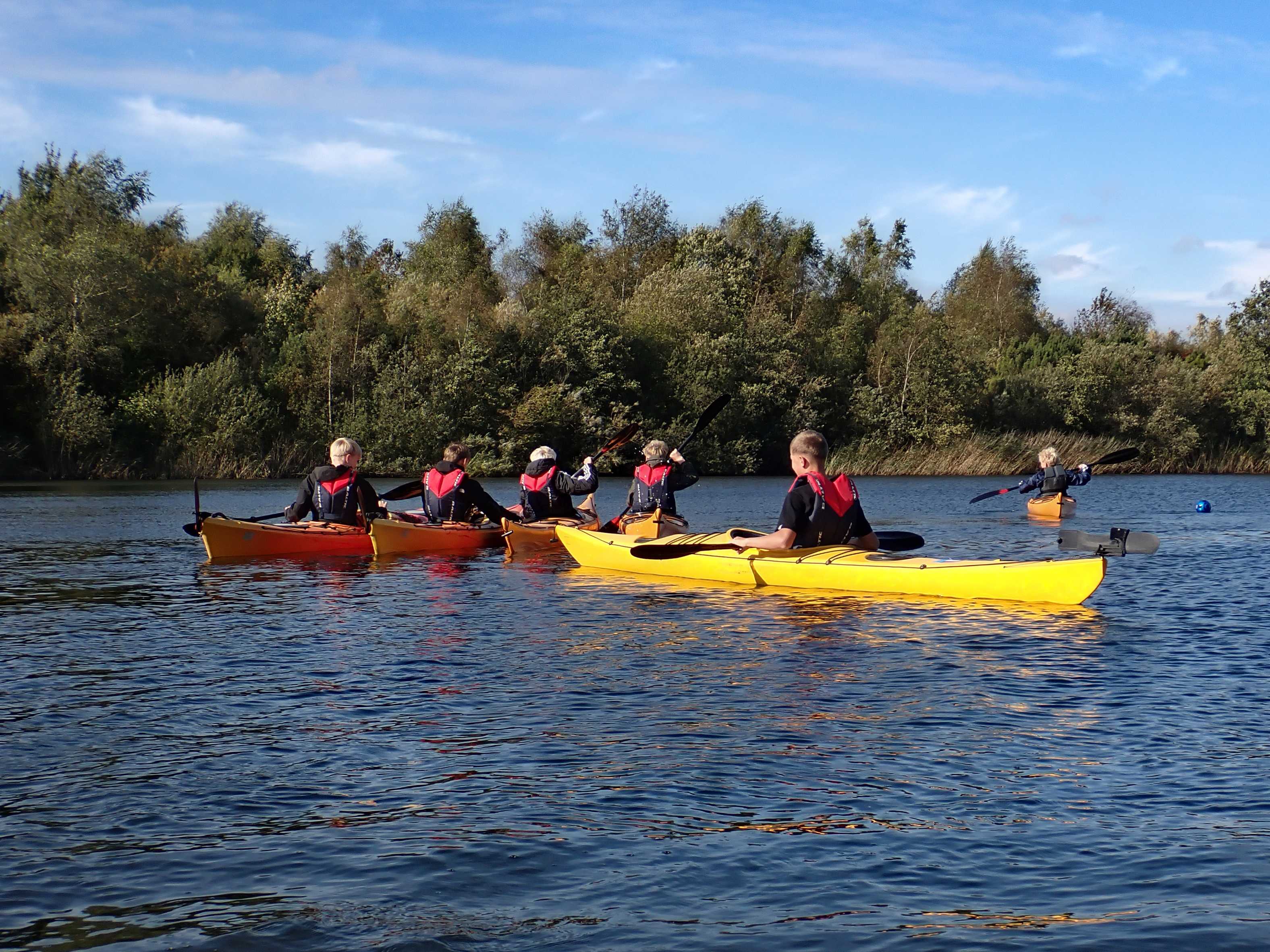 En gruppe unge fra Ungdomsskolen lærer at sejle kajak